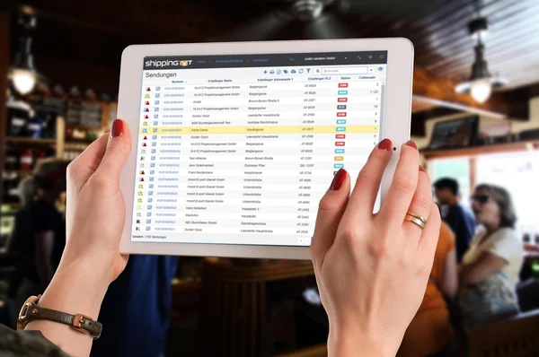 Ipad mit dem Menü "Sendungen" eines Versandunternehmens