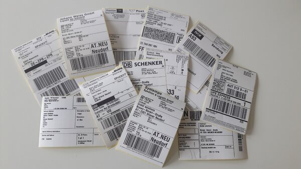 Versandetiketten Erstellung in moderner Logistiksoftware mit automatischem Druck und digitaler Versandabwicklung